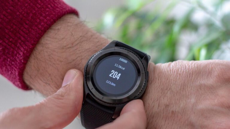 Why Can I Hear My Heartbeat in My Right Ear? Causes and Solutions