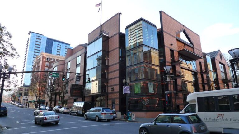 Holladay Park Plaza: Where Retirement Meets Fun!