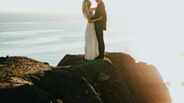 10 Romantic 1st Wedding Anniversary Gifts for Him