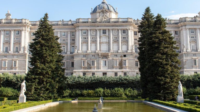 Top Caesars Palace Rooms: Luxe Accommodations and Amenities