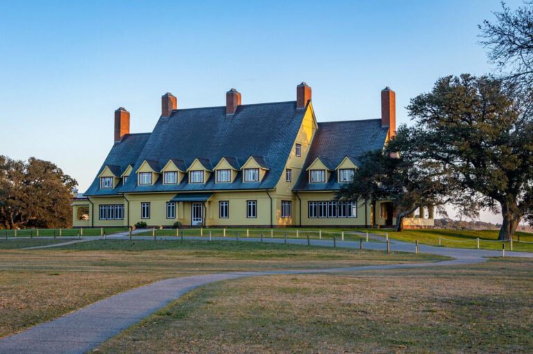 Exploring the Luxurious Disneyland Hotel Pool