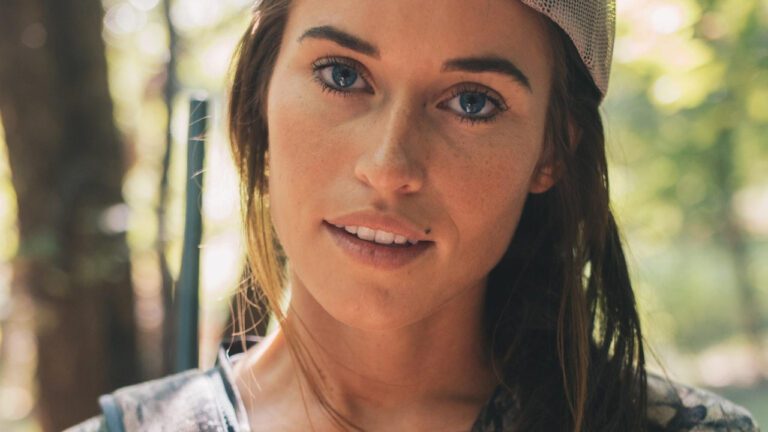 Enhance Blue Eyes with Perfect Eyeshadow Shades