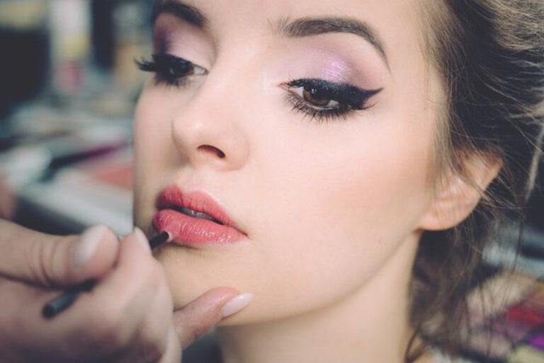 Step-by-Step Guide for Applying Eyeliner to the Bottom Lid