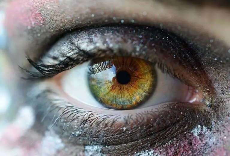 Mastering the Art of Glitter Eyeshadow Application