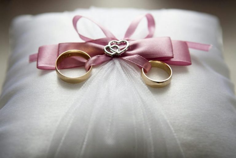 Find Your Perfect Fit: How Your Wedding Band Should Embrace Your Love