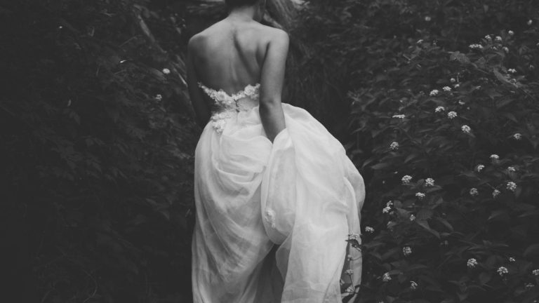 Stunning Wedding Attire for a Dreamy Hawaiian Celebration