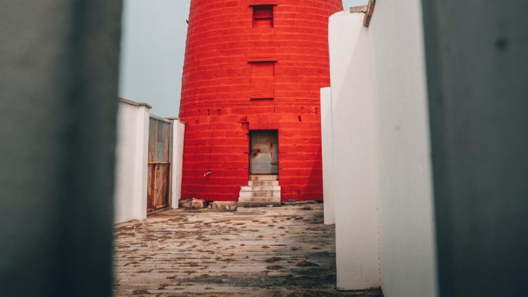 How to Enhance Feminine Features with Makeup