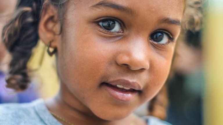 Tips for Achieving Shiny Face Makeup: A Professional Guide