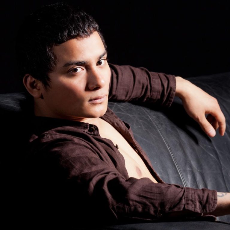 Conceal Facial Blemishes with Expert Makeup Techniques