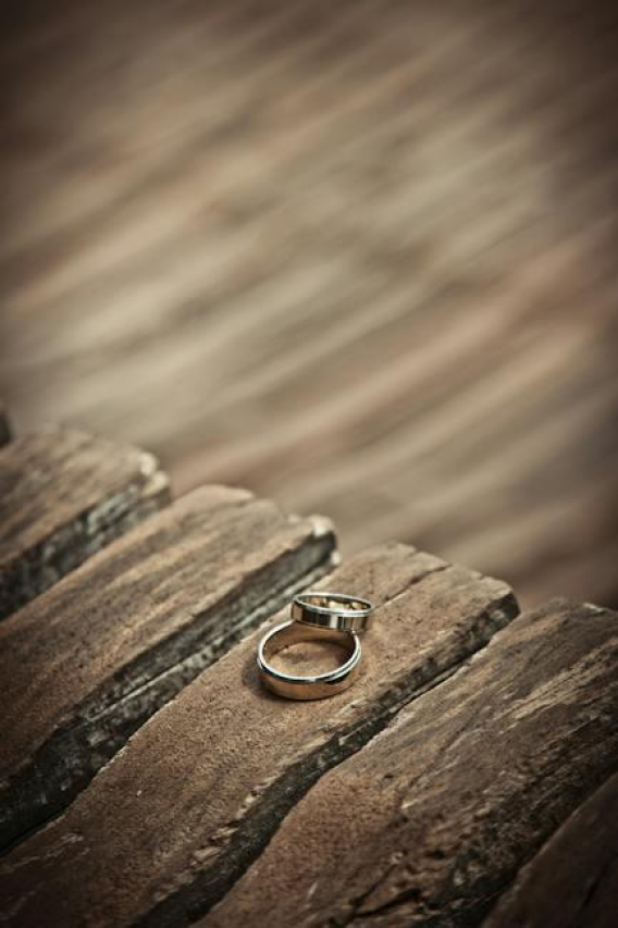 Deciding who keeps the wedding ring after divorce: Preserve the romantic memories