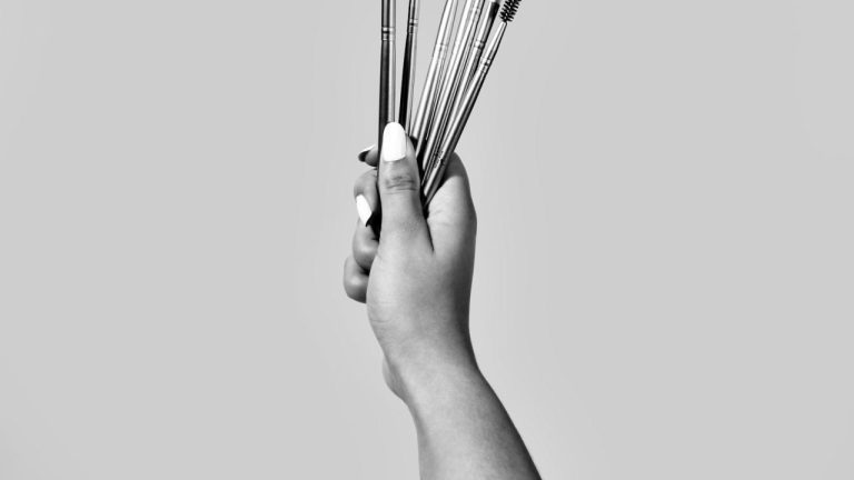 Choosing the Perfect Eyeshadow to Complement Your Purple Lipstick