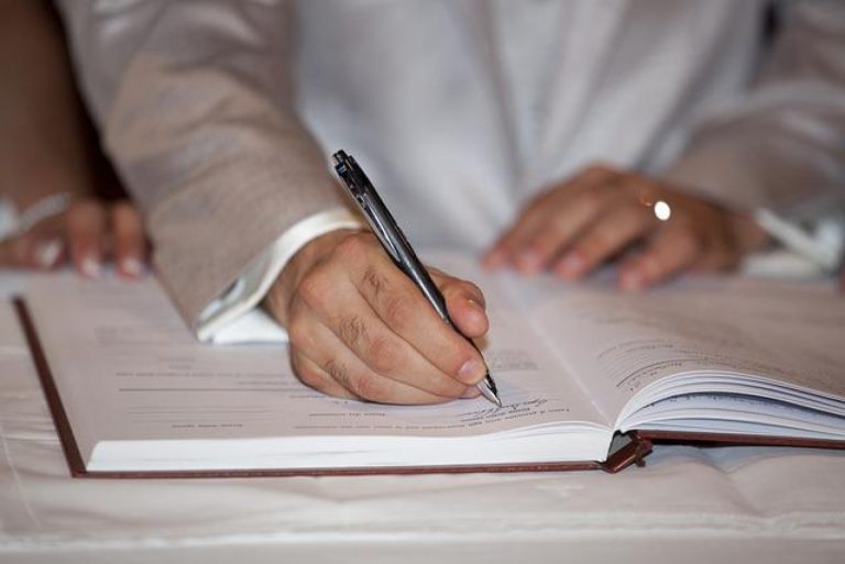How Much to Tip Wedding Officiant: A Comprehensive Guide