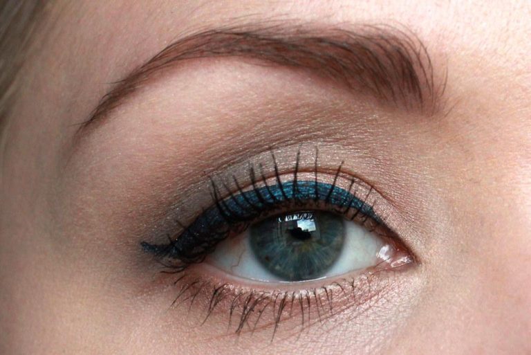Using Eyeliner with Eyelash Extensions: What You Need to Know