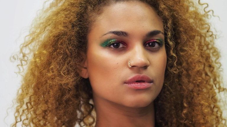 Best Eyeshadow Colors for Blue Eyes: A Complete Guide