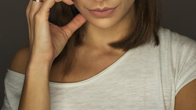 Enhance Blue Eyes with the Perfect Eyeliner Shade